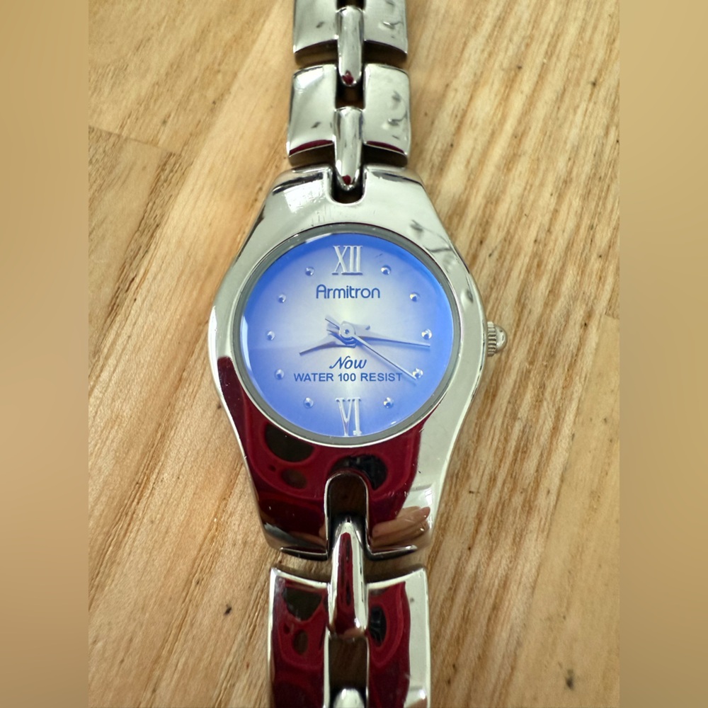 Armitron ladies blue holographic dial silver tone watch NEW BATTERY